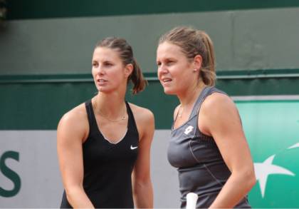 Karin Knapp e Mandy Minella durante il match di doppio - Roland Garros 2016 (foto di Roberto Dell'Olivo)