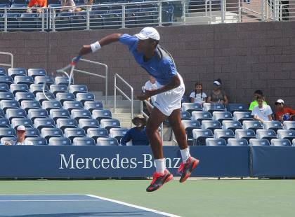 Il sedicenne canadese Felix Auger-Aliassime al servizio sul Grandstand in semifinale agli US Open 2016