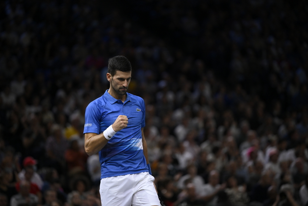 Djokovic bate Tsitsipas, em jogo apertado, e busca o hepta em Paris