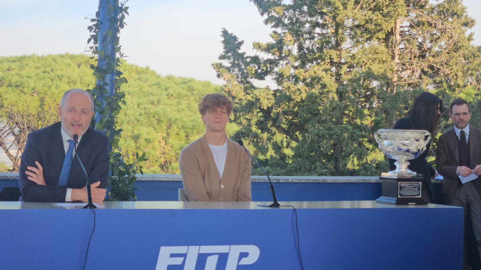 Angelo Binaghi e Jannik Sinner in conferenza stampa (foto Ubitennis)