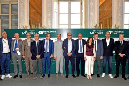 Foto di gruppo della conferenza stampa di presentazione tenuta in mattinata nella Sala degli Specchi della Villa Reale di Monza (foto Francesco Panunzio)